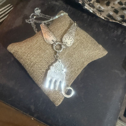 Elephant Jasmine 1950s Necklace