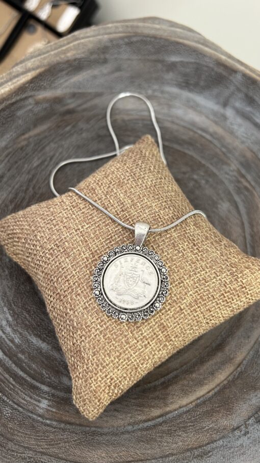 1958 Sixpence : Flower Alloy Bezel - Image 3