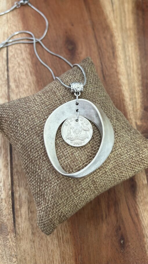 1963 Sixpence Coin Necklace: Last Year of Mintage in Organic-Shaped Alloy Surround - Image 2