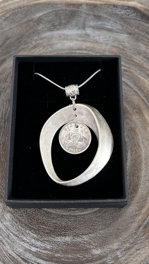 1963 Sixpence Coin Necklace: Last Year of Mintage in Organic-Shaped Alloy Surround - Image 3
