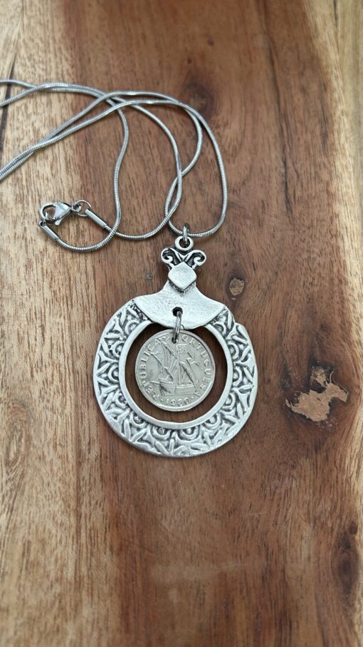 1980 Portuguesa Coin Necklace: Unique Alloy Surround