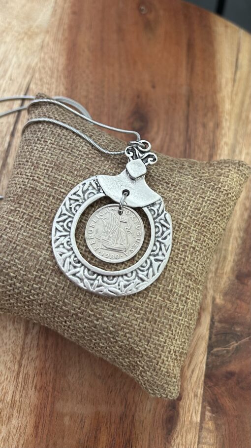 1980 Portuguesa Coin Necklace: Unique Alloy Surround - Image 3