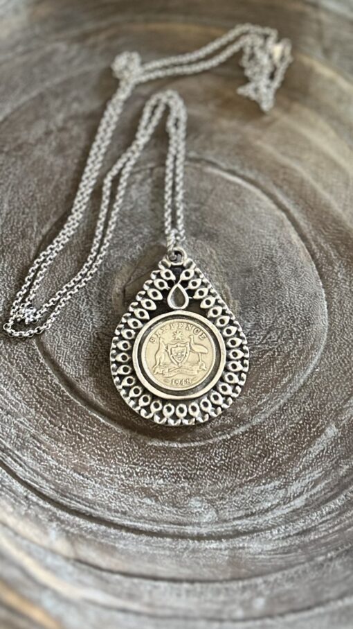 Vintage Elegance: 1948 Sixpence in Alloy Drop Bezel Surround - Image 2