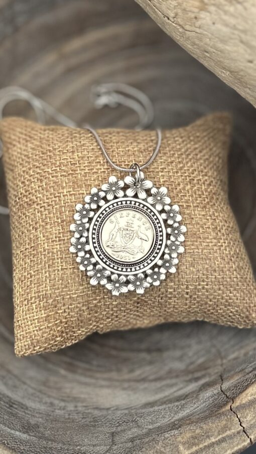 Timeless Elegance: 1951 Australian Sixpence Flower Pendant Necklace - Image 3