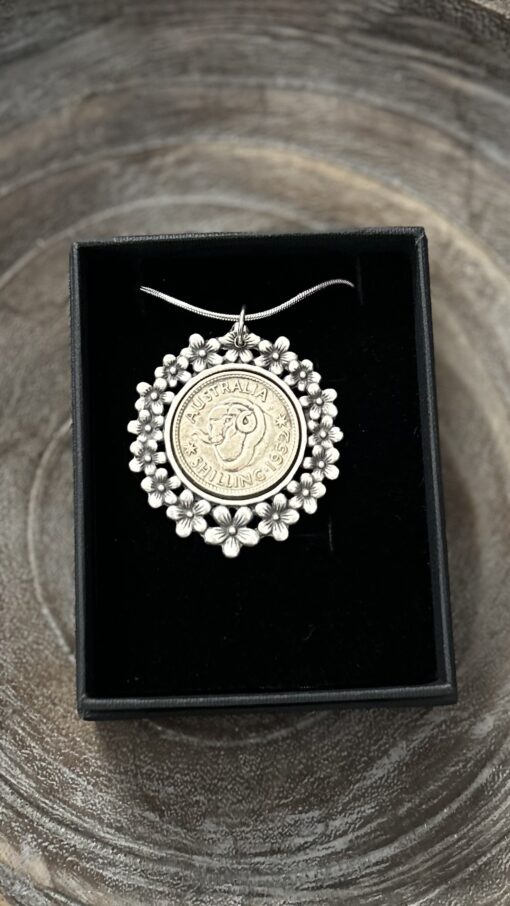 Elegant 1952 Australian Shilling Coin Necklace - Image 2