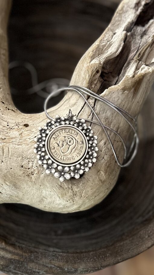 Elegant 1952 Australian Shilling Coin Necklace - Image 3