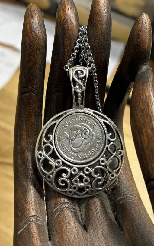 1942 Australian Sixpence Coin Necklace - Image 3